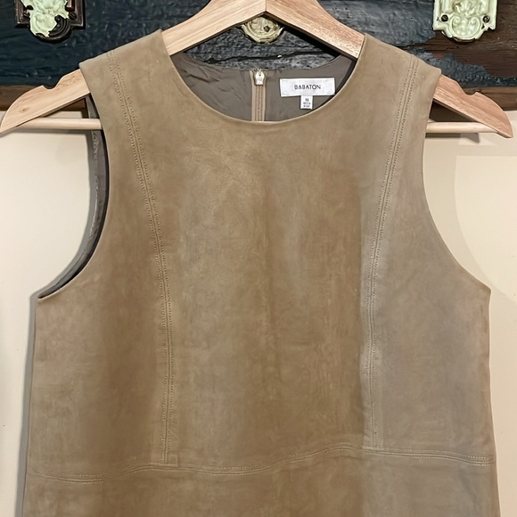 Aritzia Babaton Vegan Suede Rolando Sleeveless
Top Size XS - Picture 9 of 16